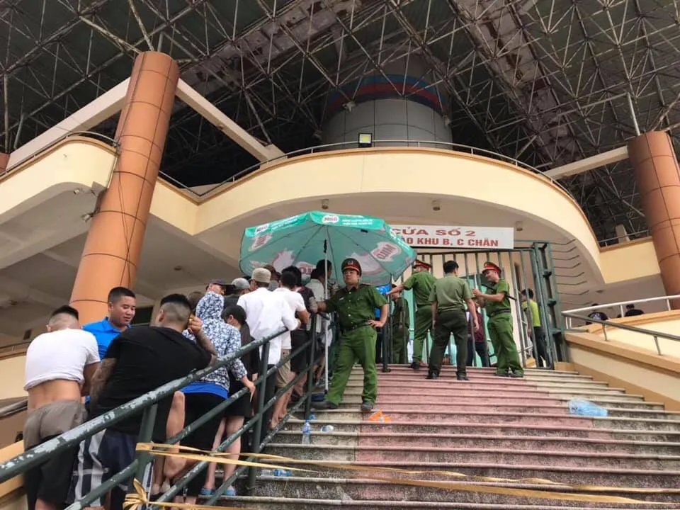 ẢNH: Hàng dài người xếp hàng chờ mua vé U23 Việt Nam – U23 Myanmar - Ảnh 10. ẢNH: Hàng dài người xếp hàng chờ mua vé U23 Việt Nam – U23 Myanmar - Ảnh 10.