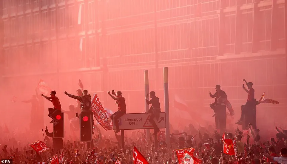 ẢNH: Biển người tại Liverpool chào đón nhà tân vô địch Champions League - Ảnh 4. ẢNH: Biển người tại Liverpool chào đón nhà tân vô địch Champions League - Ảnh 4.