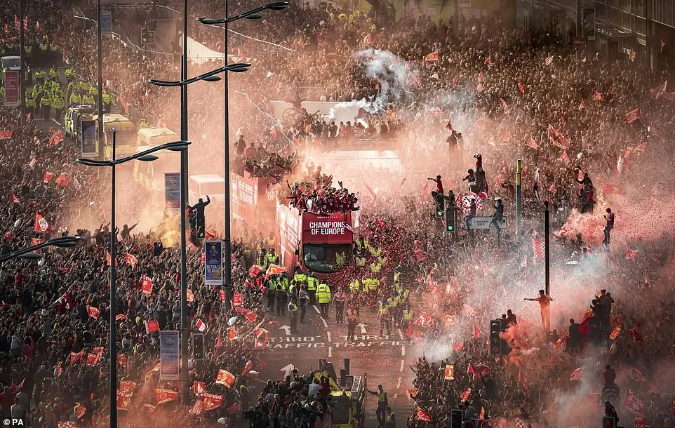 ẢNH: Biển người tại Liverpool chào đón nhà tân vô địch Champions League - Ảnh 5. ẢNH: Biển người tại Liverpool chào đón nhà tân vô địch Champions League - Ảnh 5.