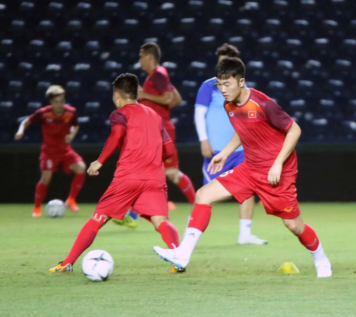 ĐT Việt Nam tập làm quen sân thi đấu, bình thản trước thềm Kings Cup 2019 - Ảnh 1. ĐT Việt Nam tập làm quen sân thi đấu, bình thản trước thềm Kings Cup 2019 - Ảnh 1.