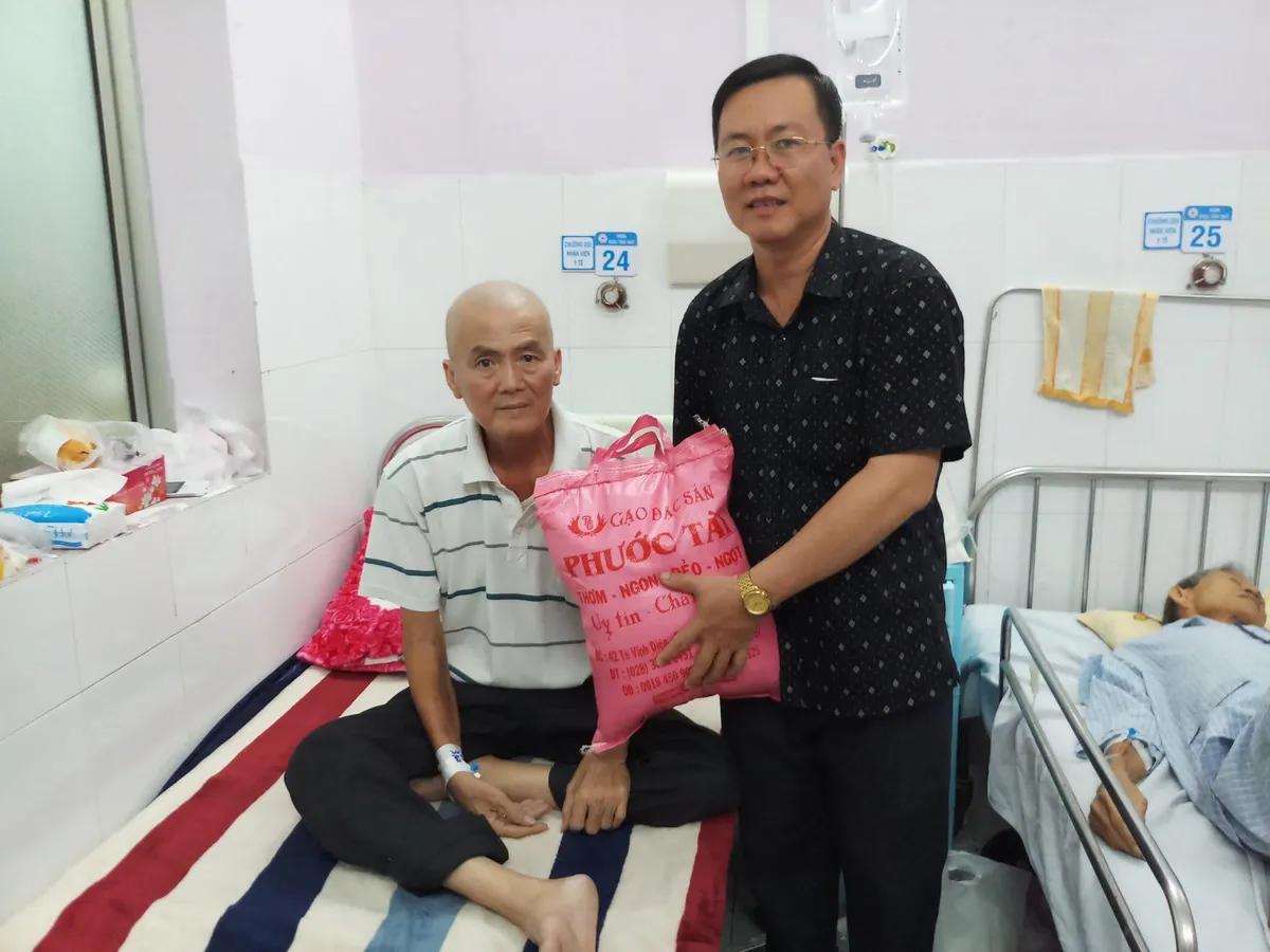 Phiên chợ 0 đồng tiếp sức bệnh nhân nghèo - Ảnh 5. Phiên chợ 0 đồng tiếp sức bệnh nhân nghèo - Ảnh 5.