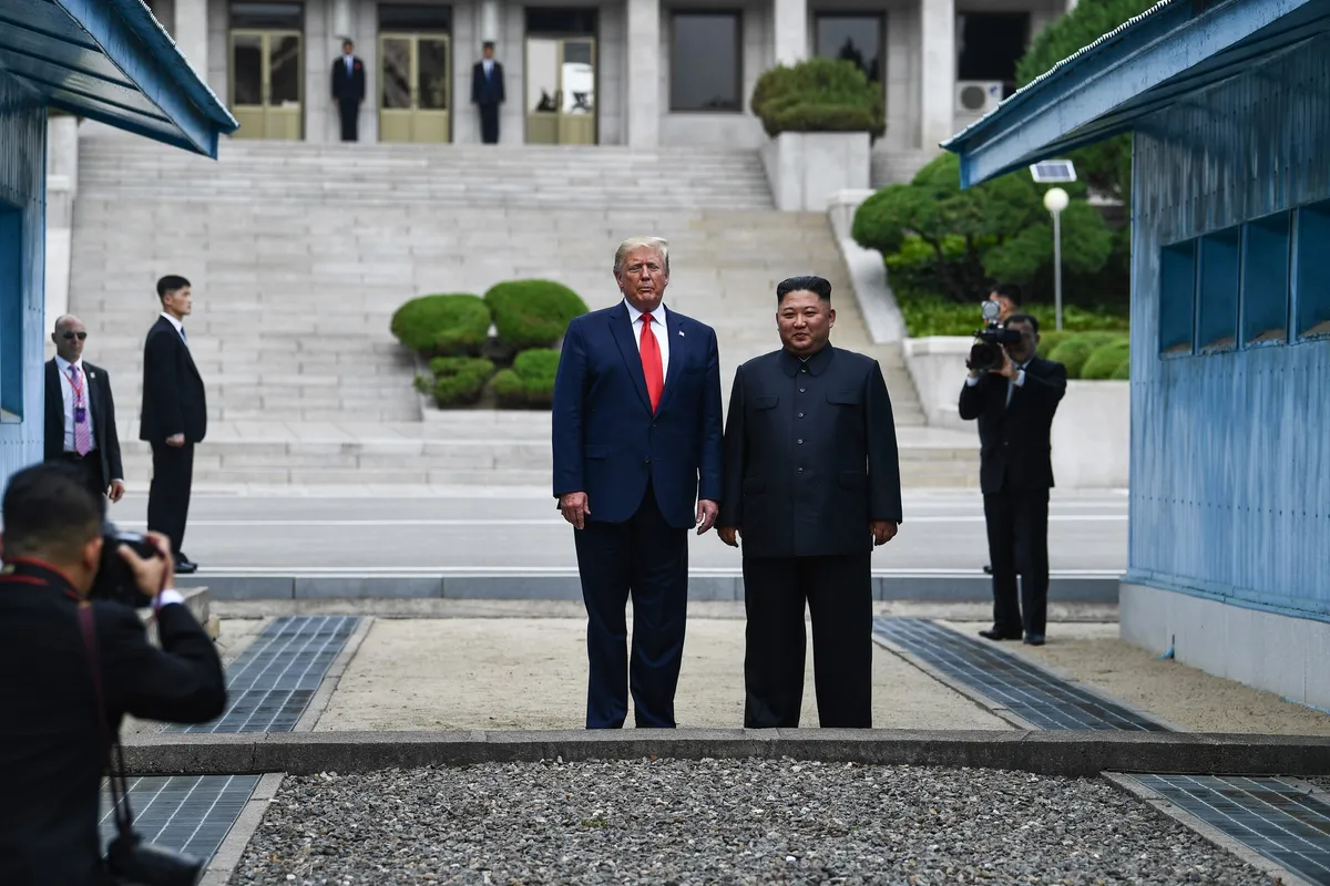 Những hình ảnh ấn tượng từ cuộc gặp lịch sử giữa Trump - Kim tại DMZ - Ảnh 3.