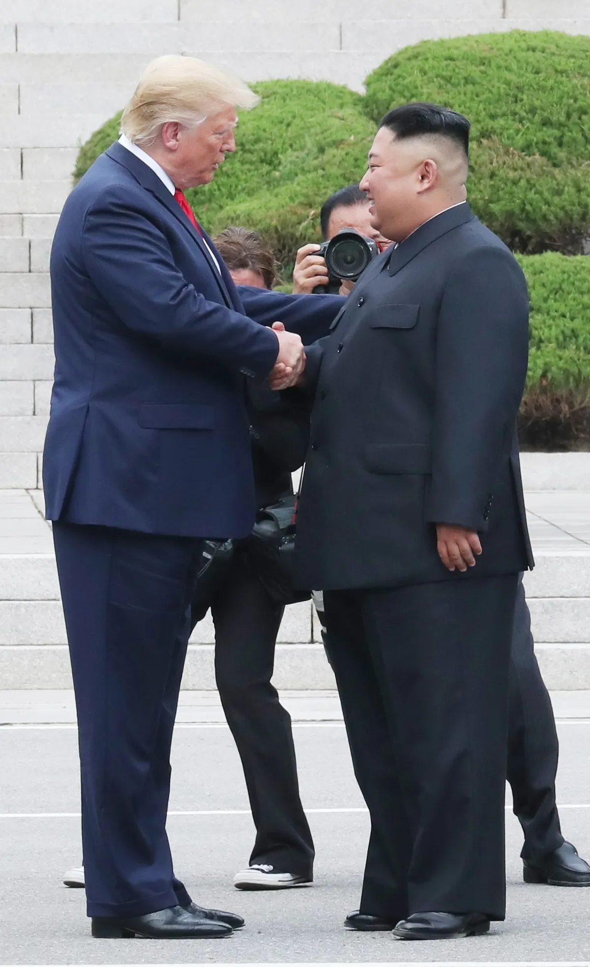 Những hình ảnh ấn tượng từ cuộc gặp lịch sử giữa Trump - Kim tại DMZ - Ảnh 16.