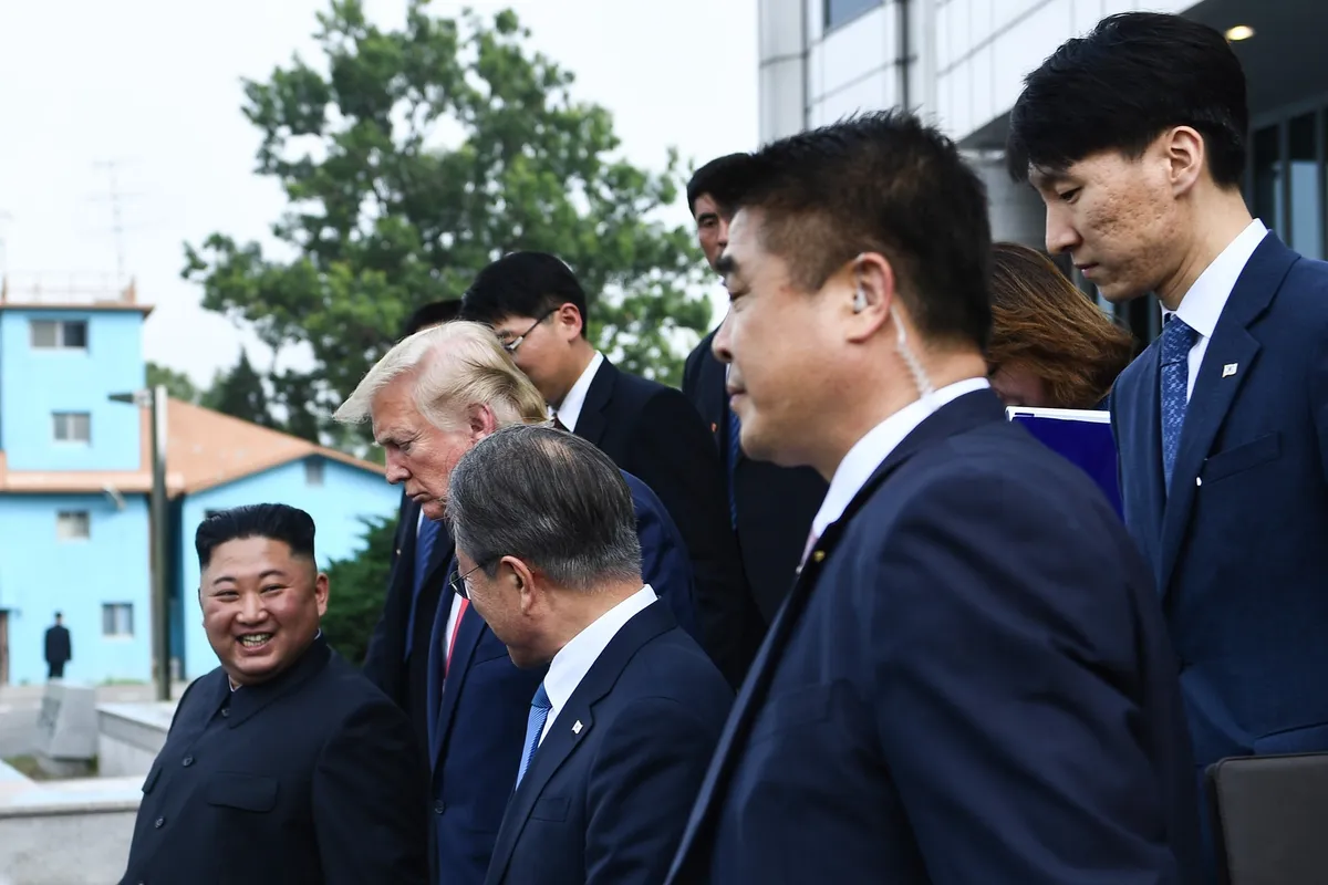 Những hình ảnh ấn tượng từ cuộc gặp lịch sử giữa Trump - Kim tại DMZ - Ảnh 15.