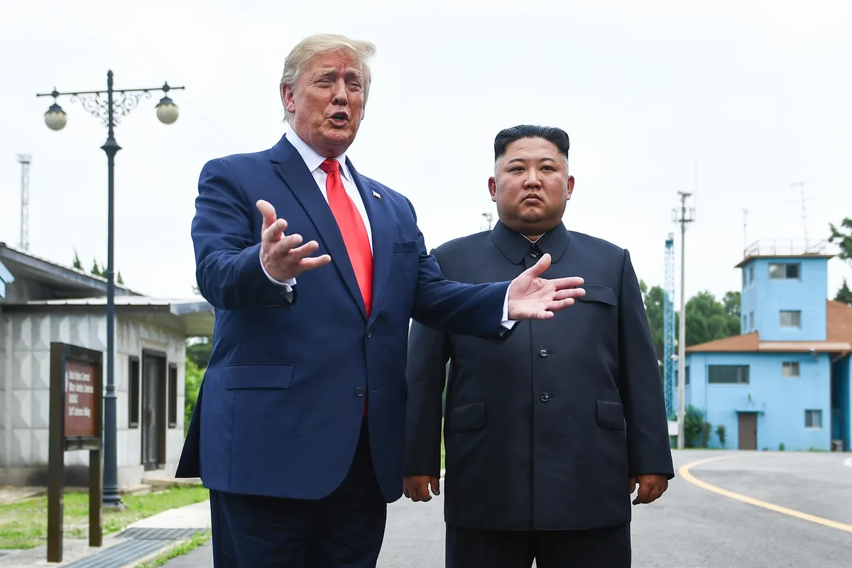 Những hình ảnh ấn tượng từ cuộc gặp lịch sử giữa Trump - Kim tại DMZ - Ảnh 10.