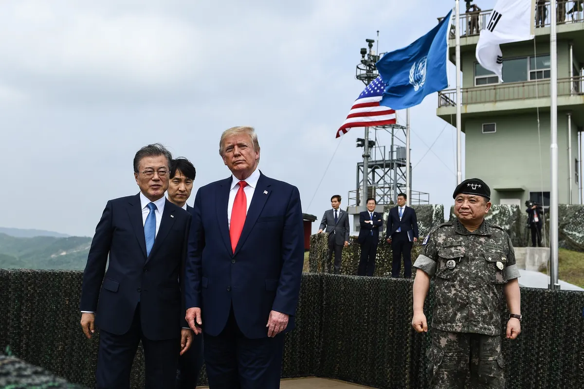 Những hình ảnh ấn tượng từ cuộc gặp lịch sử giữa Trump - Kim tại DMZ - Ảnh 2.