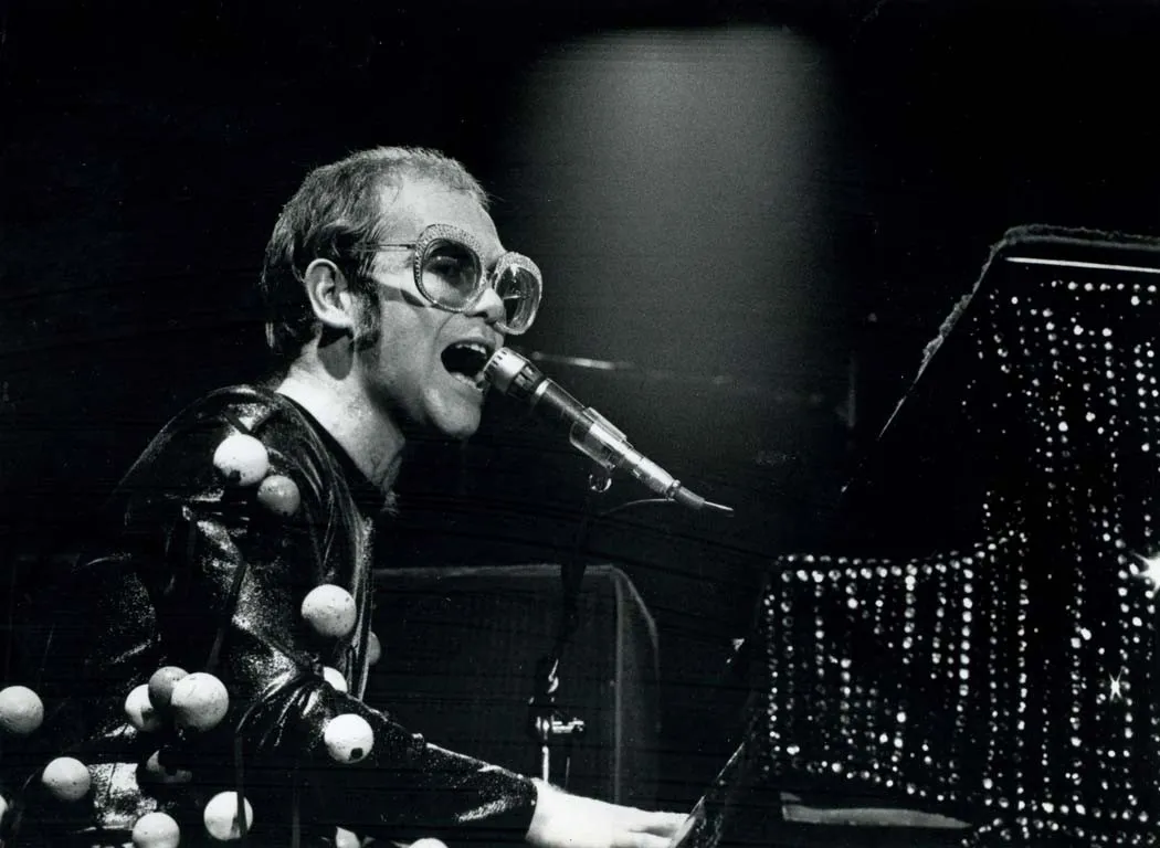 “Rocketman”: Sự khác biệt giữa phim và đời thật của huyền thoại âm nhạc Elton John - Ảnh 1.