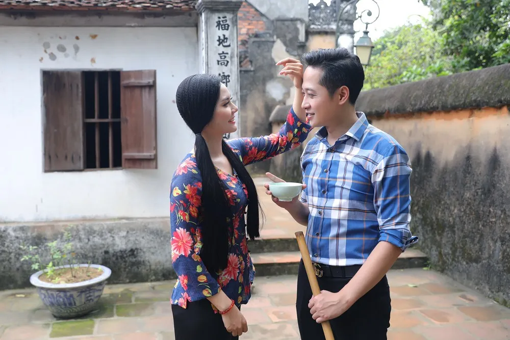 Sao mai Lương Nguyệt Anh tình cảm với diễn viên Mạnh Hưng trong MV mới - Ảnh 2.