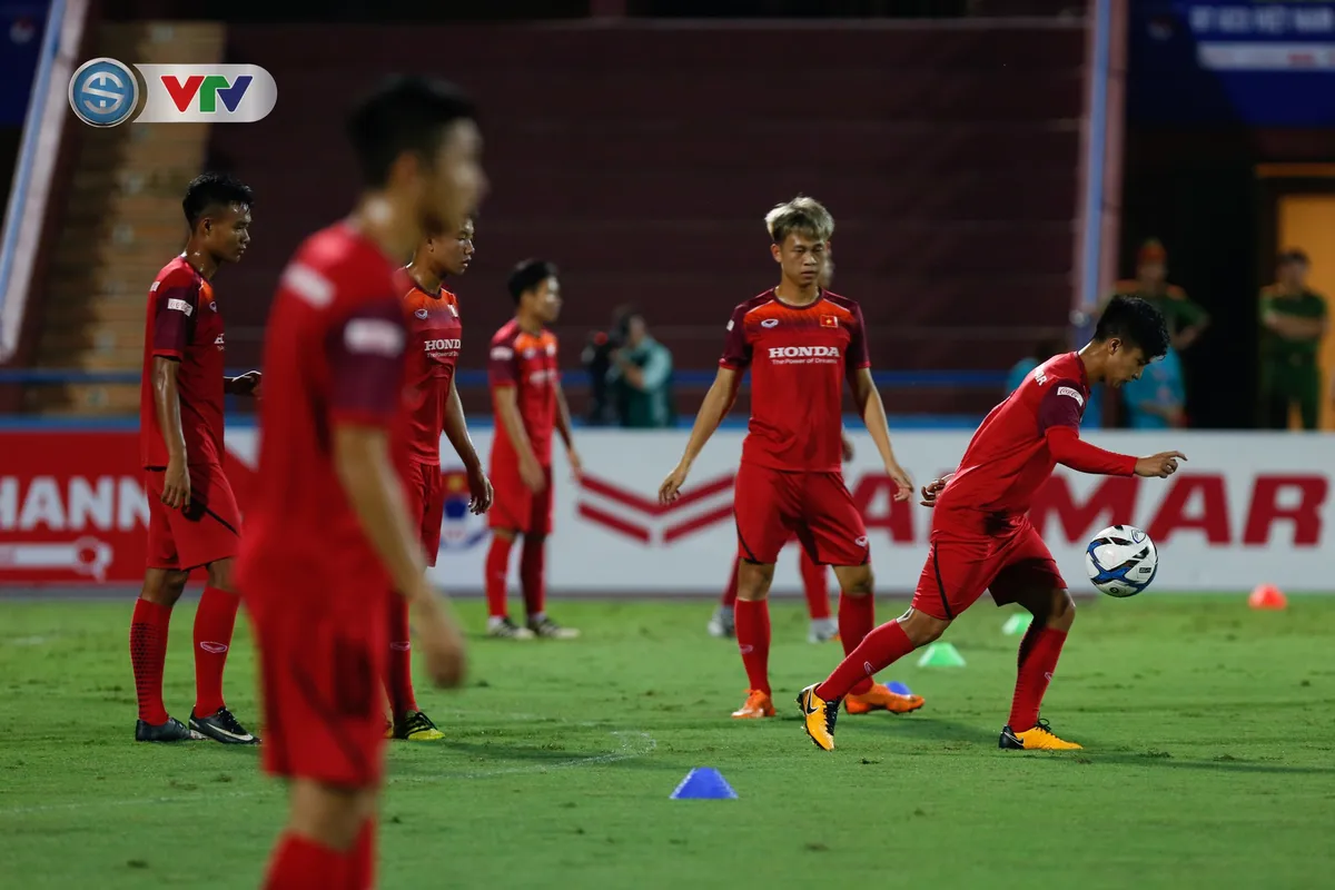 ẢNH: U23 Việt Nam tập làm quen sân vận động Việt Trì, sẵn sàng so tài U23 Myanmar - Ảnh 2. ẢNH: U23 Việt Nam tập làm quen sân vận động Việt Trì, sẵn sàng so tài U23 Myanmar - Ảnh 2.