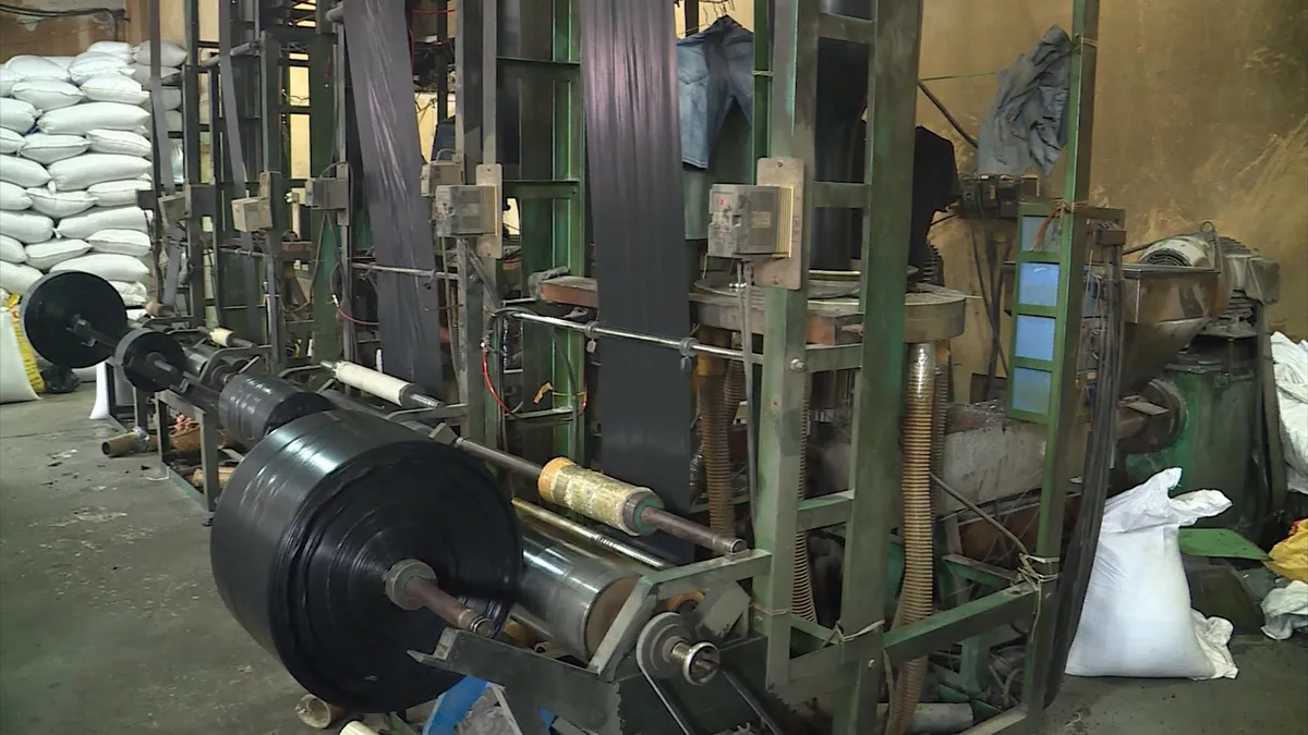 TP.HCM kiểm tra thuế bảo vệ môi trường các cơ sở sản xuất túi nylon - Ảnh 1. TP.HCM kiểm tra thuế bảo vệ môi trường các cơ sở sản xuất túi nylon - Ảnh 1.
