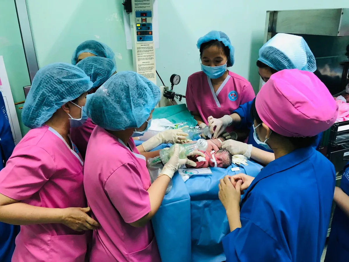 Mổ thành công hai bé gái song thai dính liền hậu môn - Ảnh 3. Mổ thành công hai bé gái song thai dính liền hậu môn - Ảnh 3.