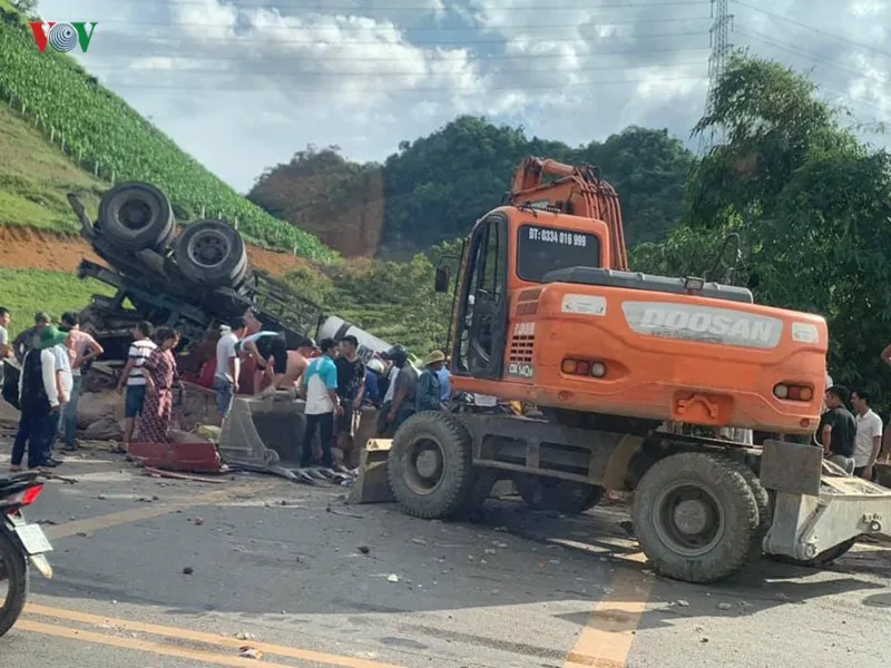 Sơn La: Lật xe đầu kéo, 3 người bị thương nặng - Ảnh 1.