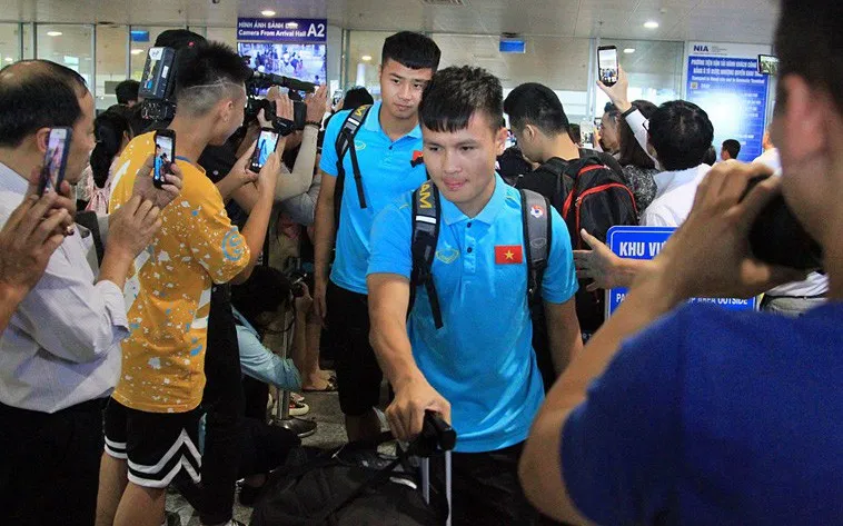 ĐT Việt Nam về nước, các tuyển thủ tất bật trở lại với vòng quay V.League - Ảnh 2. ĐT Việt Nam về nước, các tuyển thủ tất bật trở lại với vòng quay V.League - Ảnh 2.