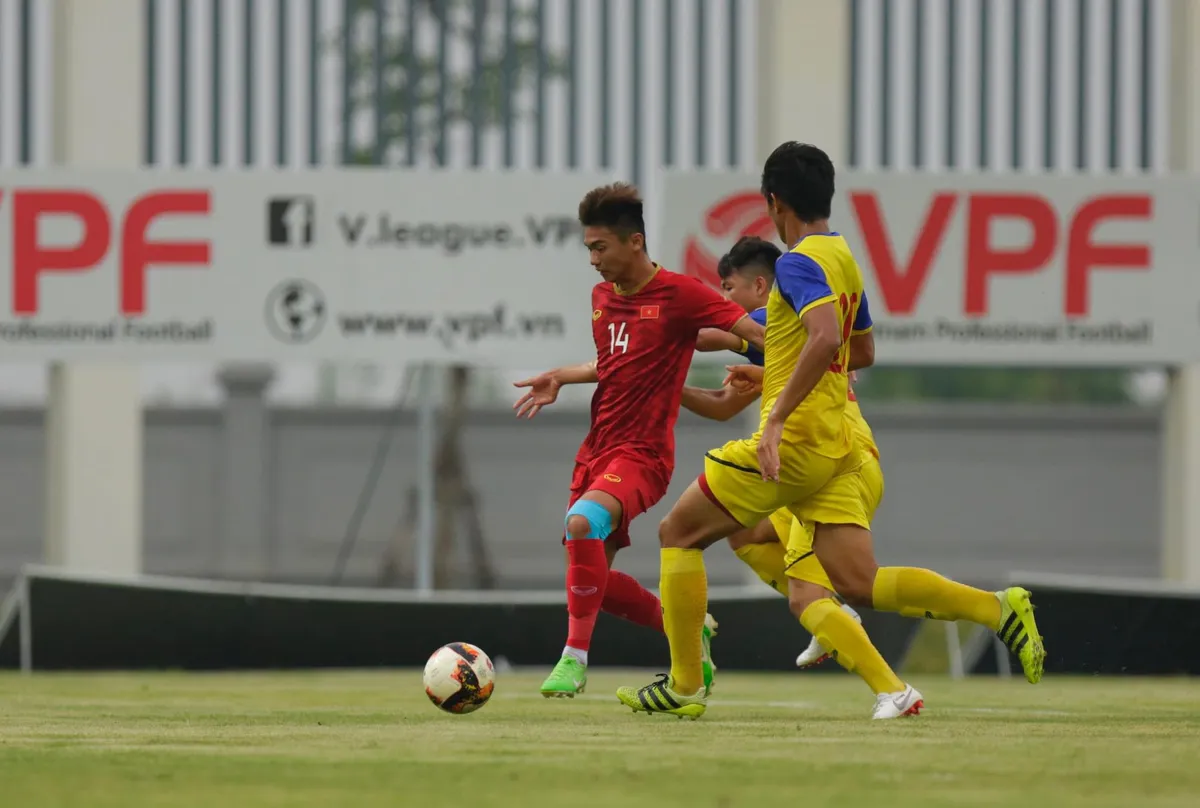Martin Lò kiến tạo, Việt Cường ghi bàn giúp U22 Việt Nam thắng tối thiểu U18 Việt Nam - Ảnh 5.