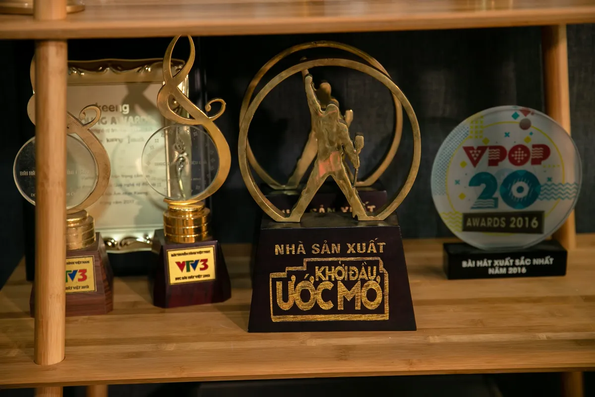 Khắc Hưng mở ph&ograve;ng thu ri&ecirc;ng, h&eacute; lộ những dự &aacute;n khủng - Ảnh 1.