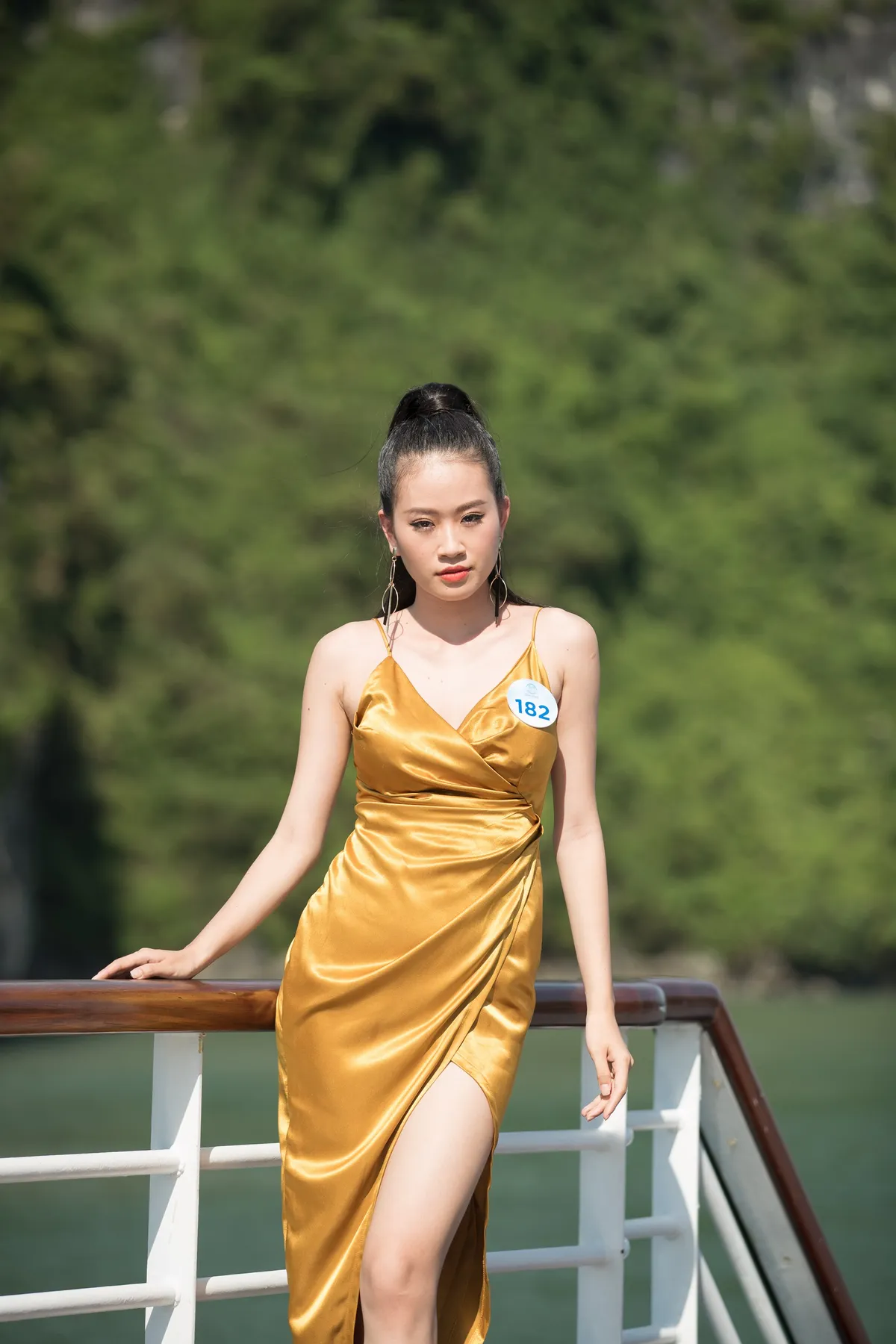 Dàn thí sinh Miss World Vietnam tự tin catwalk trên du thuyền ở Vịnh Hạ Long - Ảnh 19.