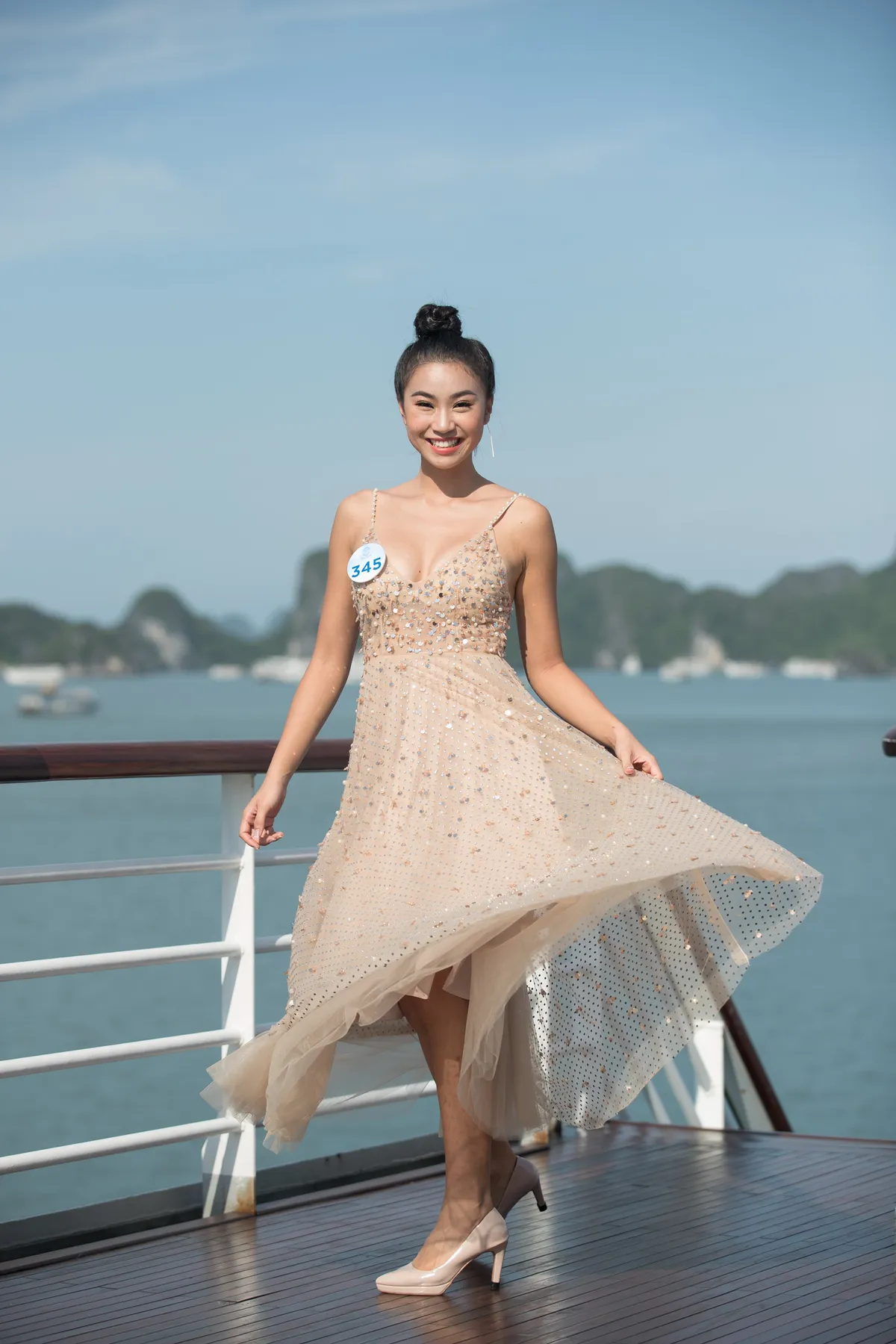 Dàn thí sinh Miss World Vietnam tự tin catwalk trên du thuyền ở Vịnh Hạ Long - Ảnh 10.