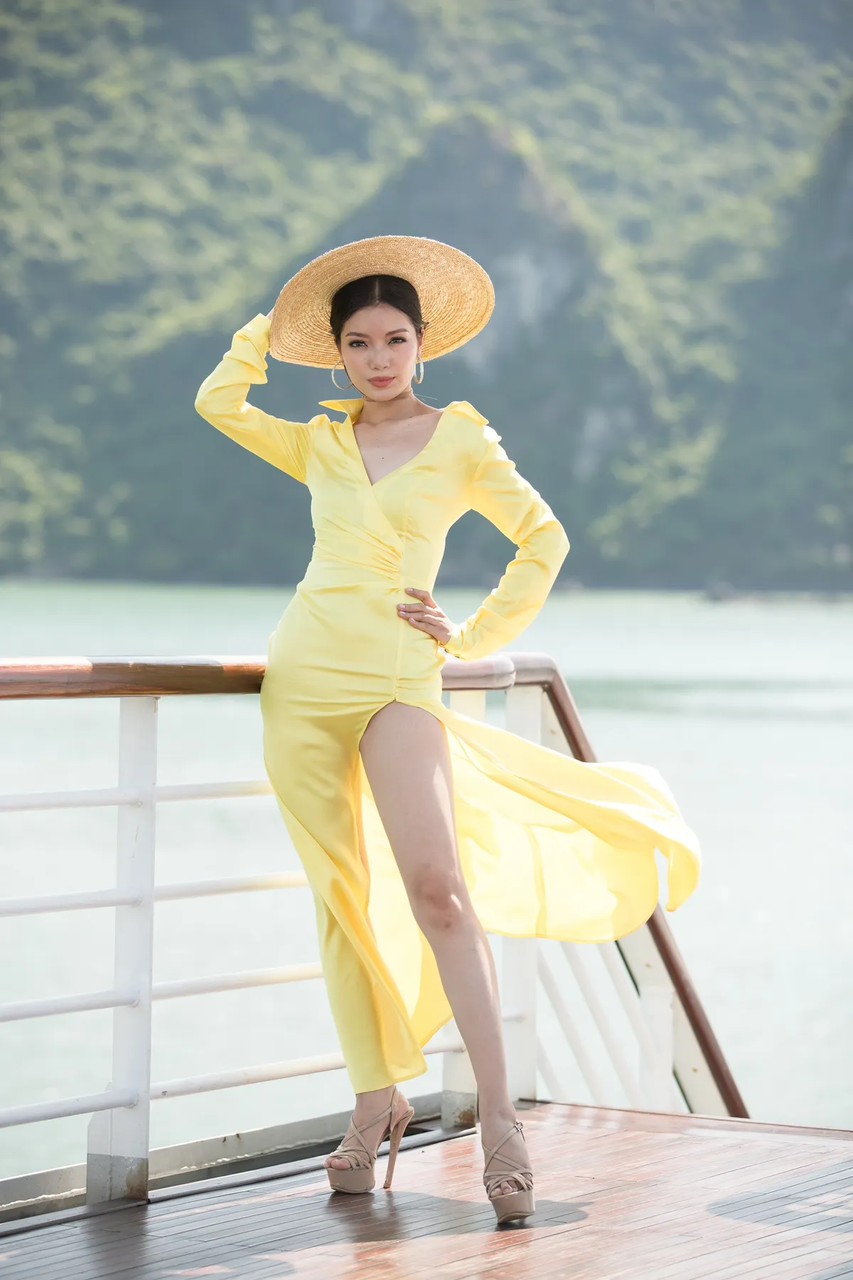 Dàn thí sinh Miss World Vietnam tự tin catwalk trên du thuyền ở Vịnh Hạ Long - Ảnh 16.