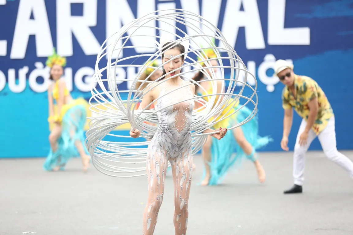 Sôi động Carnival đường phố Hà Nội - Ảnh 2.