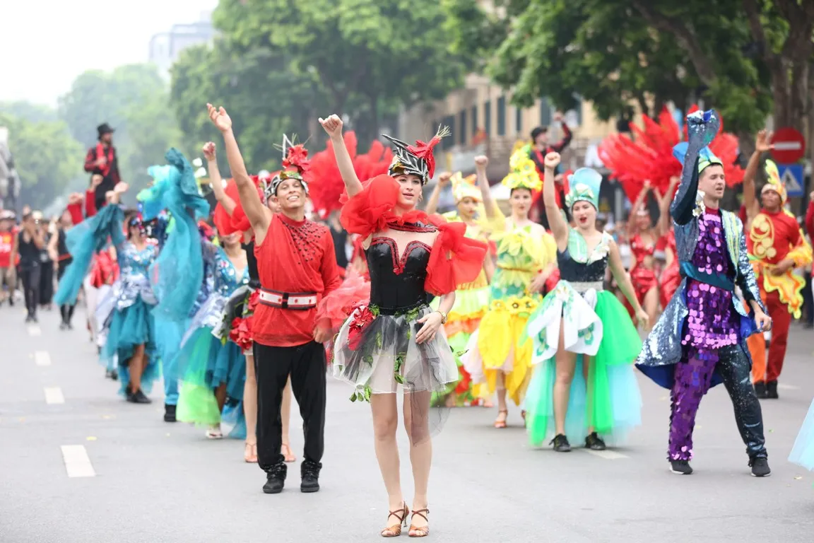 Sôi động Carnival đường phố Hà Nội - Ảnh 1.