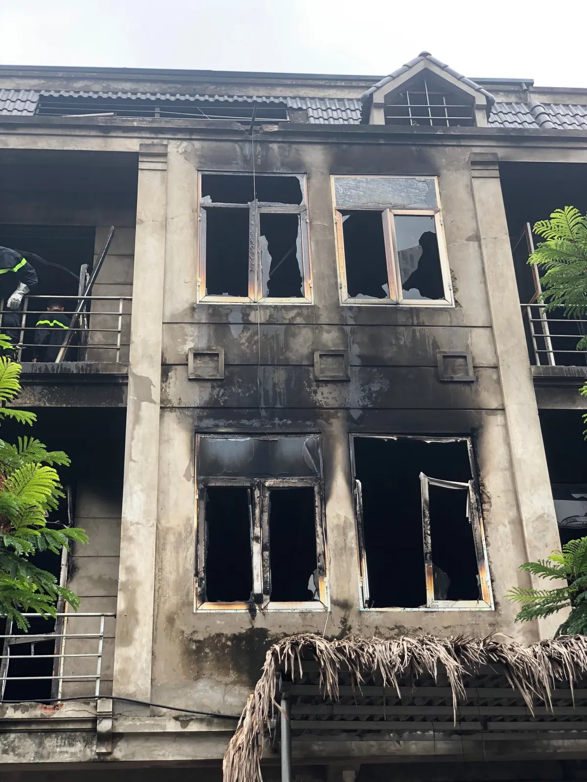 Cháy lớn tại khu đô thị liền kề Thiên Đường Bảo Sơn - Ảnh 2. Cháy lớn tại khu đô thị liền kề Thiên Đường Bảo Sơn - Ảnh 2.