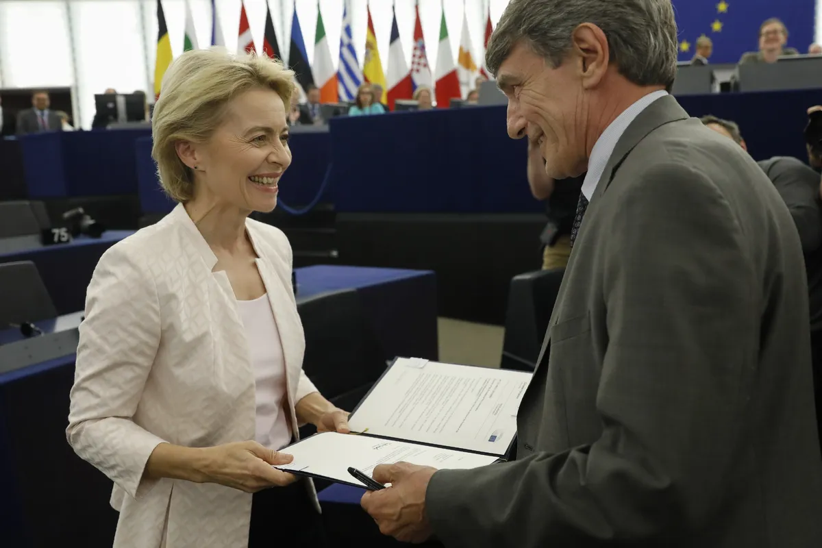 Bà Ursula von der Leyen chính thức được bầu làm Chủ tịch EC - Ảnh 1. Bà Ursula von der Leyen chính thức được bầu làm Chủ tịch EC - Ảnh 1.