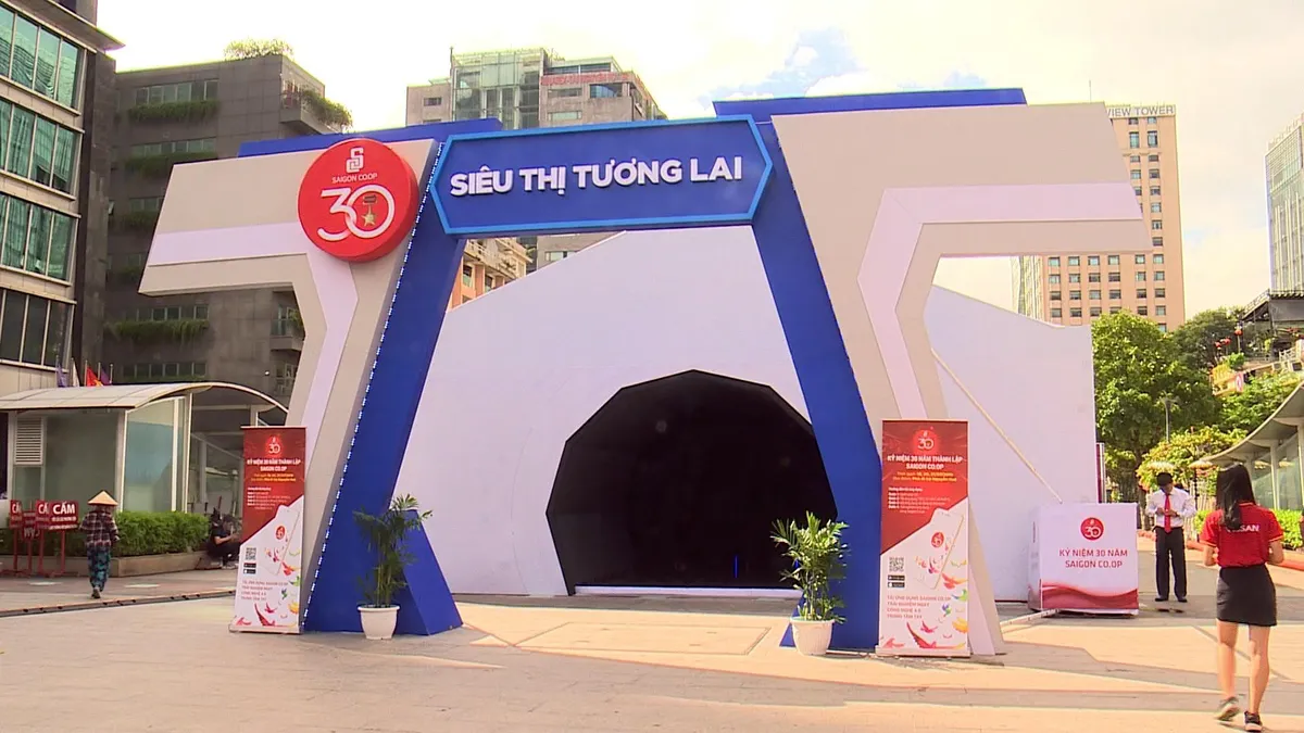 Nhiều hoạt động mua sắm tại phố đi bộ Nguyễn Huệ - Ảnh 1. Nhiều hoạt động mua sắm tại phố đi bộ Nguyễn Huệ - Ảnh 1.