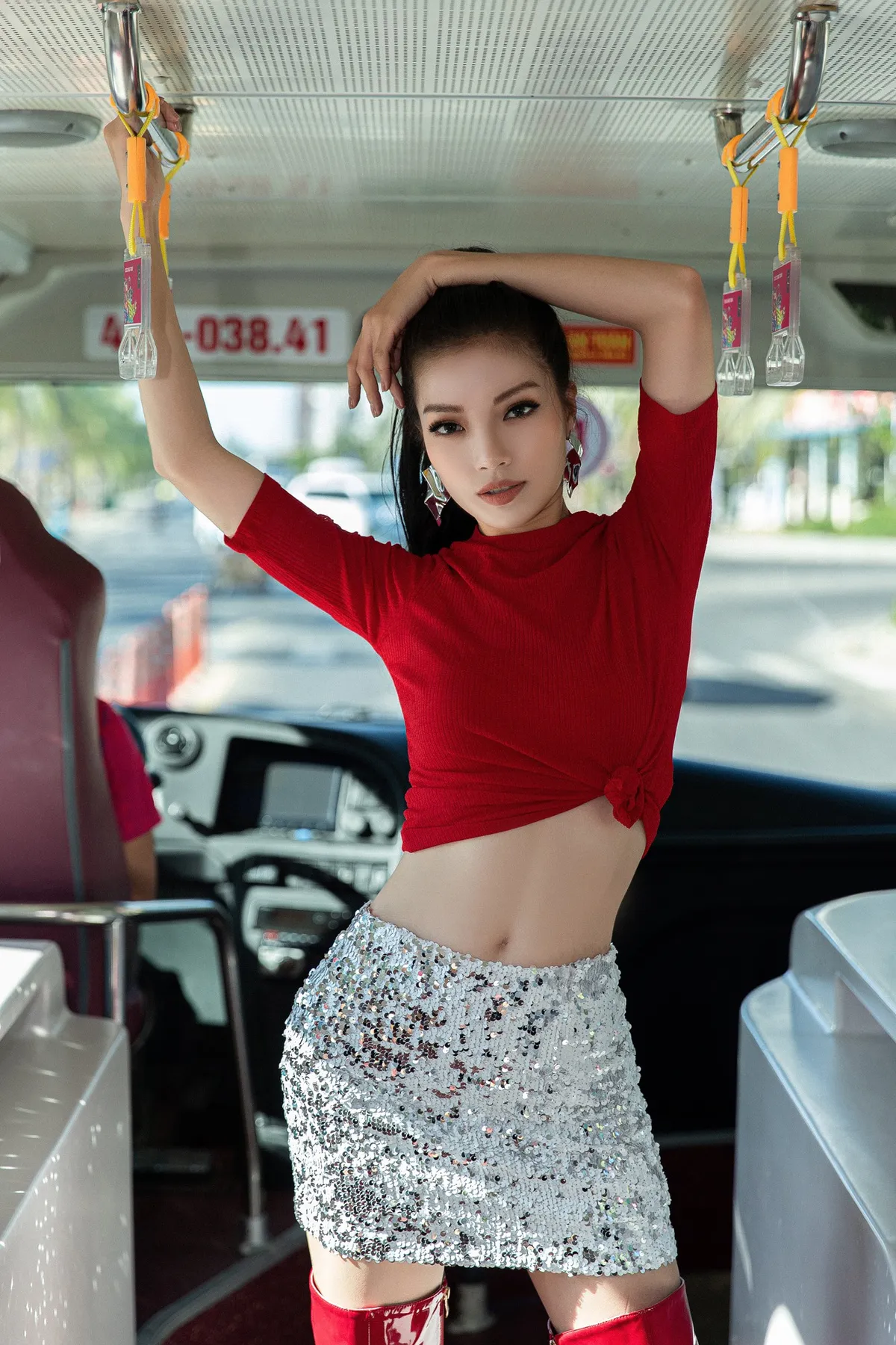 Thí sinh Miss World Vietnam “lột xác” thành các fashionista... trên xe bus - Ảnh 11.