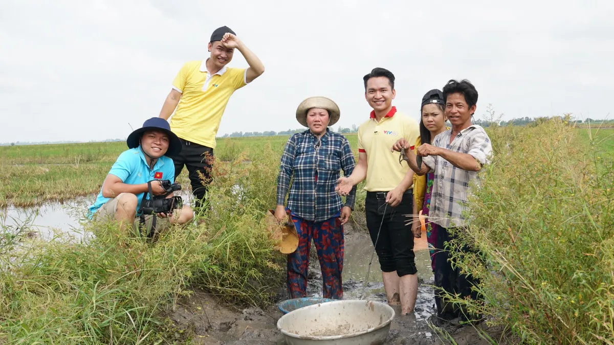 VTV Awards 2019: MC Hạnh Phúc theo sát Ngô Kiến Huy tại đề cử MC ấn tượng - Ảnh 2.