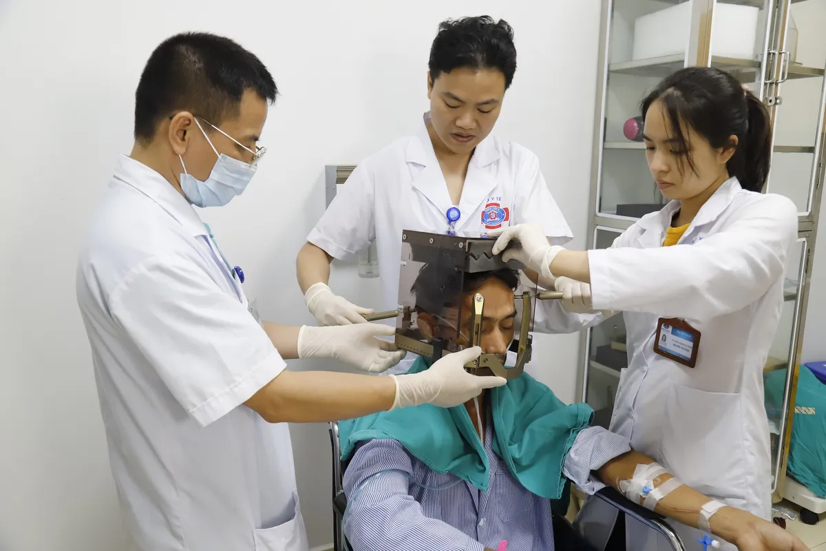 Bệnh viện K: Đưa vào sử dụng máy xạ trị hiện đại nhất thế giới - Ảnh 1.