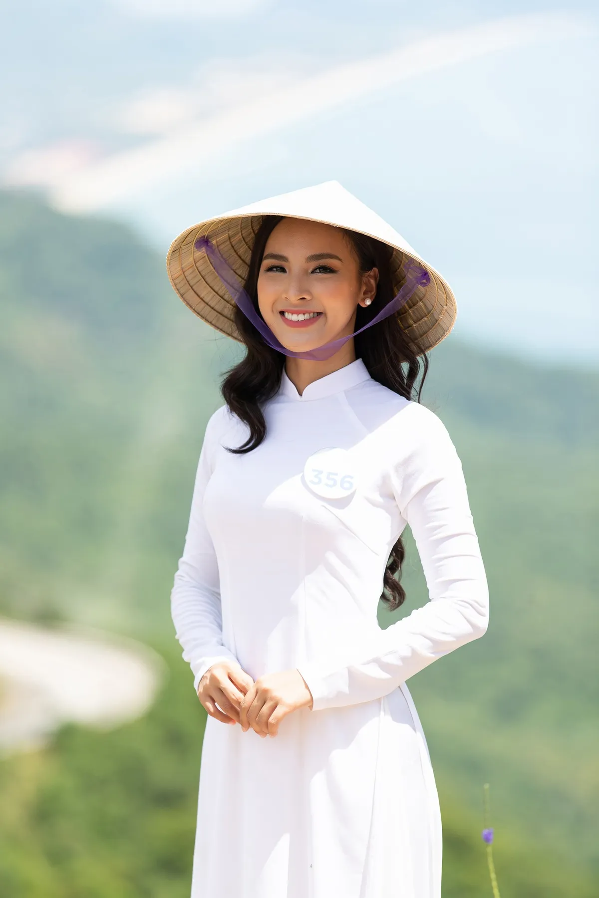 Thí sinh Miss World Việt Nam diện áo dài, nón lá check-in khắp Đà Nẵng - Ảnh 2.