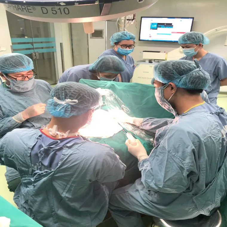 Mắc dị tật hộp sọ bẩm sinh, bé 5 tháng tuổi không thể ngóc nổi đầu - Ảnh 1. Mắc dị tật hộp sọ bẩm sinh, bé 5 tháng tuổi không thể ngóc nổi đầu - Ảnh 1.