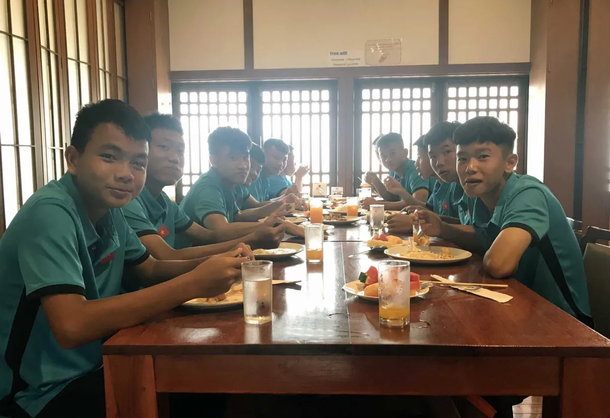 ĐT U15 Việt Nam đã đến Chonburi, tập trung cao độ cho trận ra quân - Ảnh 1. ĐT U15 Việt Nam đã đến Chonburi, tập trung cao độ cho trận ra quân - Ảnh 1.