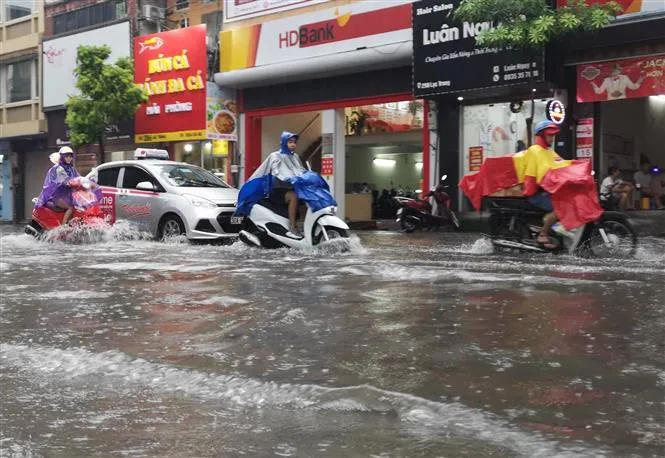 Nhiều tuyến phố tại Hà Nội biến thành sông sau cơn mưa lớn - Ảnh 4.