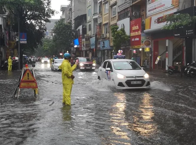 Nhiều tuyến phố tại Hà Nội biến thành sông sau cơn mưa lớn - Ảnh 3.