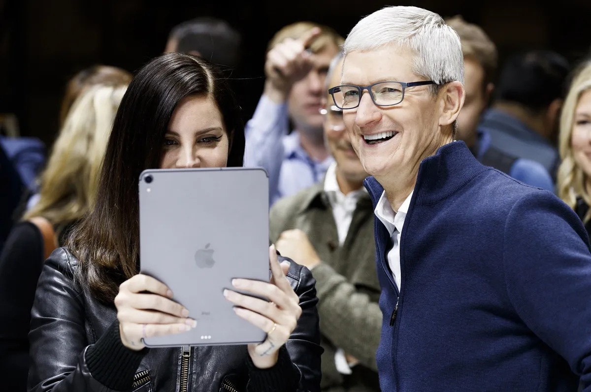 CEO Tim Cook bị giảm lương thưởng - Ảnh 2.