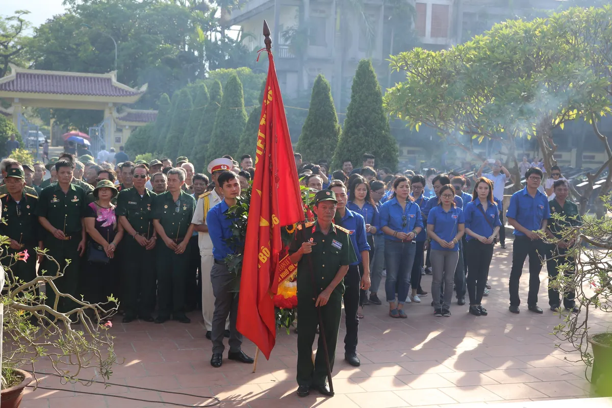 Đoàn Thanh niên Đài THVN thắp nến tri ân các anh hùng liệt sỹ - Ảnh 1.