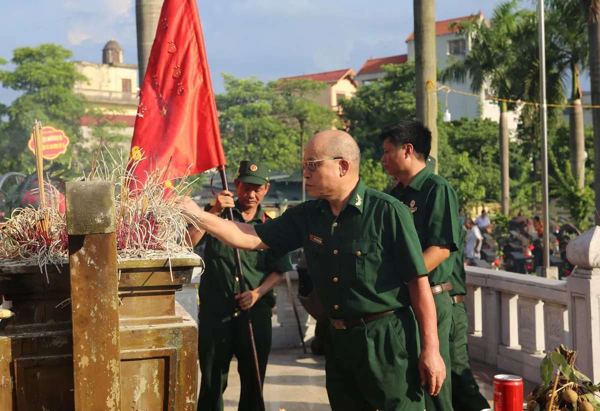 Đoàn Thanh niên Đài THVN thắp nến tri ân các anh hùng liệt sỹ - Ảnh 3.