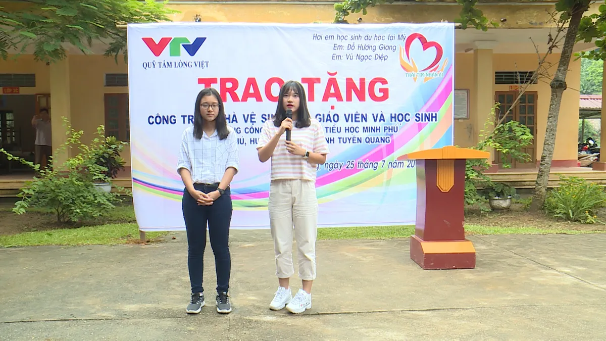 Quỹ Tấm lòng Việt và du học sinh Mỹ khoác chiếc áo mới cho điểm trường vùng cao - Ảnh 7.