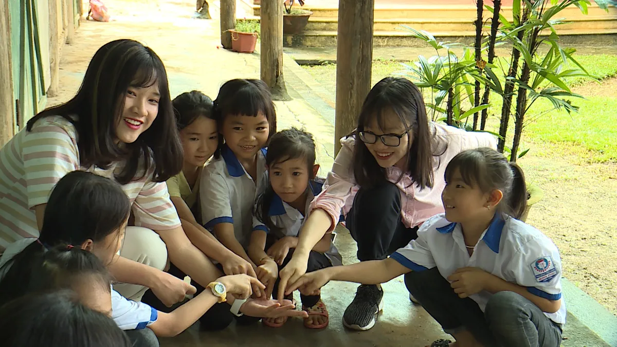 Quỹ Tấm lòng Việt và du học sinh Mỹ khoác chiếc áo mới cho điểm trường vùng cao - Ảnh 9.