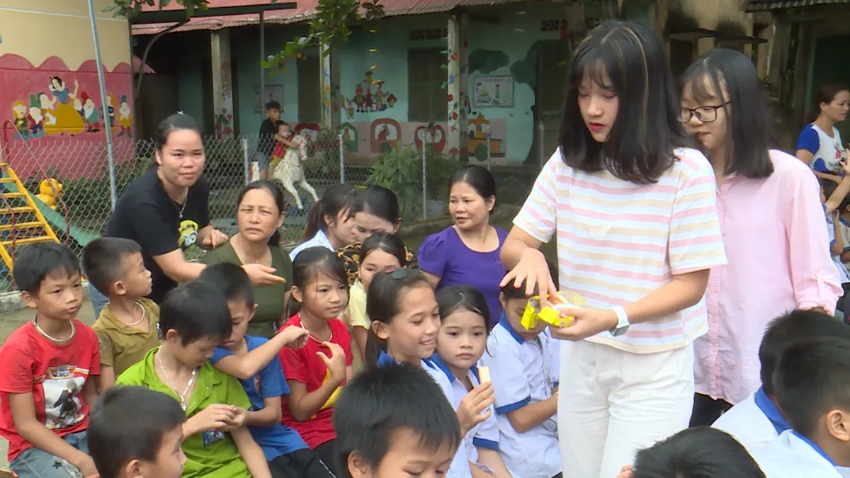 Quỹ Tấm lòng Việt và du học sinh Mỹ khoác chiếc áo mới cho điểm trường vùng cao - Ảnh 12.