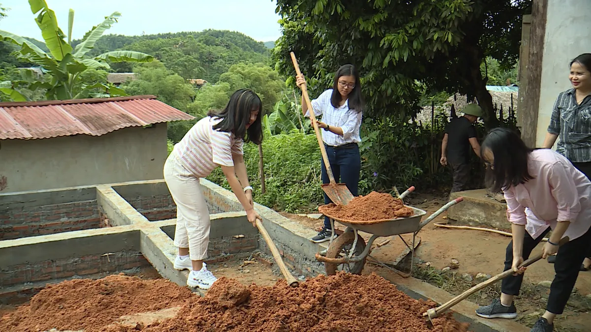 Quỹ Tấm lòng Việt và du học sinh Mỹ khoác chiếc áo mới cho điểm trường vùng cao - Ảnh 18.