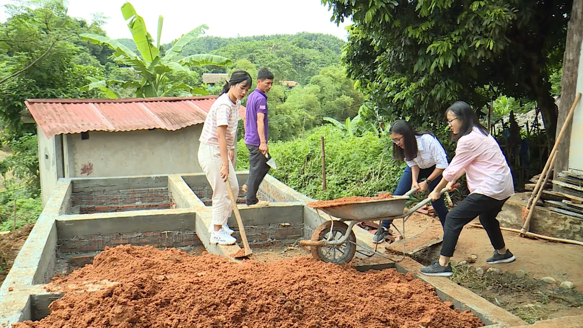 Quỹ Tấm lòng Việt và du học sinh Mỹ khoác chiếc áo mới cho điểm trường vùng cao - Ảnh 20.