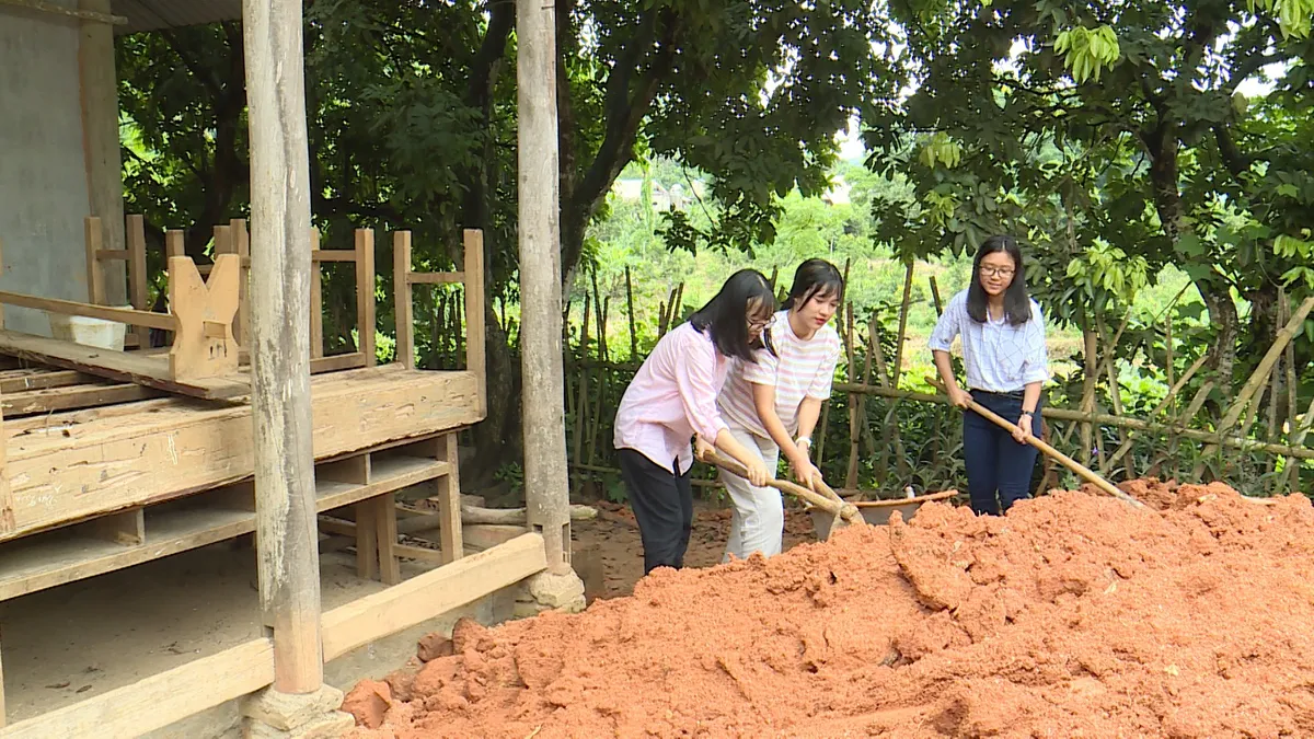 Quỹ Tấm lòng Việt và du học sinh Mỹ khoác chiếc áo mới cho điểm trường vùng cao - Ảnh 22.