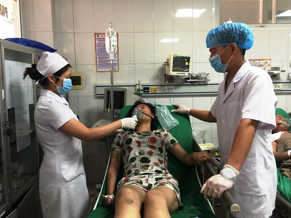 Nghệ An: Khẩn trương cấp cứu các nạn nhân hỏa hoạn tại thành phố Vinh - Ảnh 1. Nghệ An: Khẩn trương cấp cứu các nạn nhân hỏa hoạn tại thành phố Vinh - Ảnh 1.