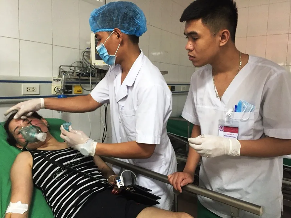 Nghệ An: Khẩn trương cấp cứu các nạn nhân hỏa hoạn tại thành phố Vinh - Ảnh 2. Nghệ An: Khẩn trương cấp cứu các nạn nhân hỏa hoạn tại thành phố Vinh - Ảnh 2.