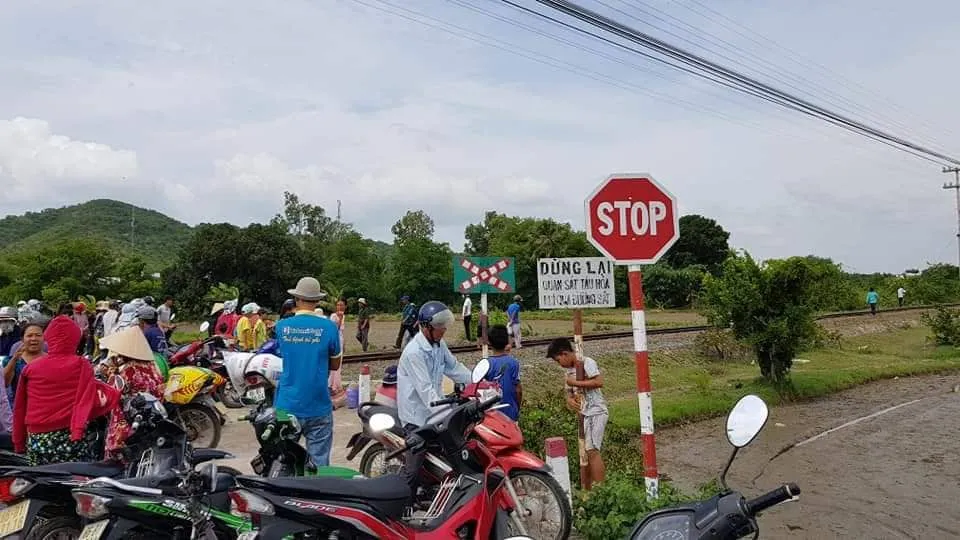 Tàu SE27 tông ô tô 16 chỗ, 3 người chết tại Bình Thuận - Ảnh 4. Tàu SE27 tông ô tô 16 chỗ, 3 người chết tại Bình Thuận - Ảnh 4.
