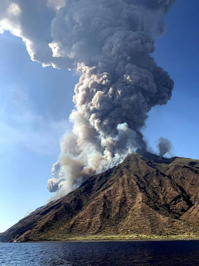 Núi lửa phun trào trên đảo du lịch Stromboli, Italy - Ảnh 6.