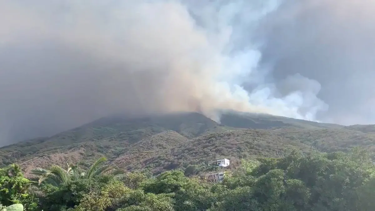 Núi lửa phun trào trên đảo du lịch Stromboli, Italy - Ảnh 8.