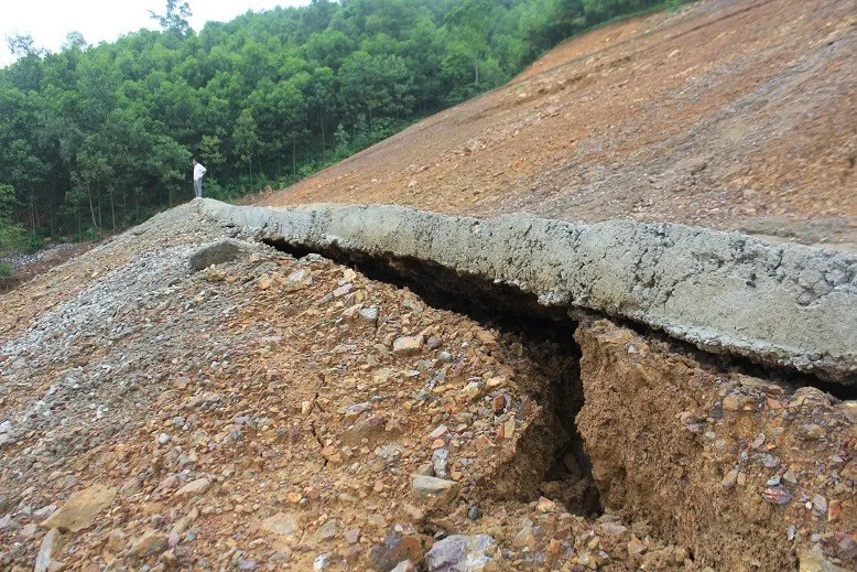 Cuộc sống tối đi, ngày về của người dân vùng sạt lở đồi ông Mai - Ảnh 1.